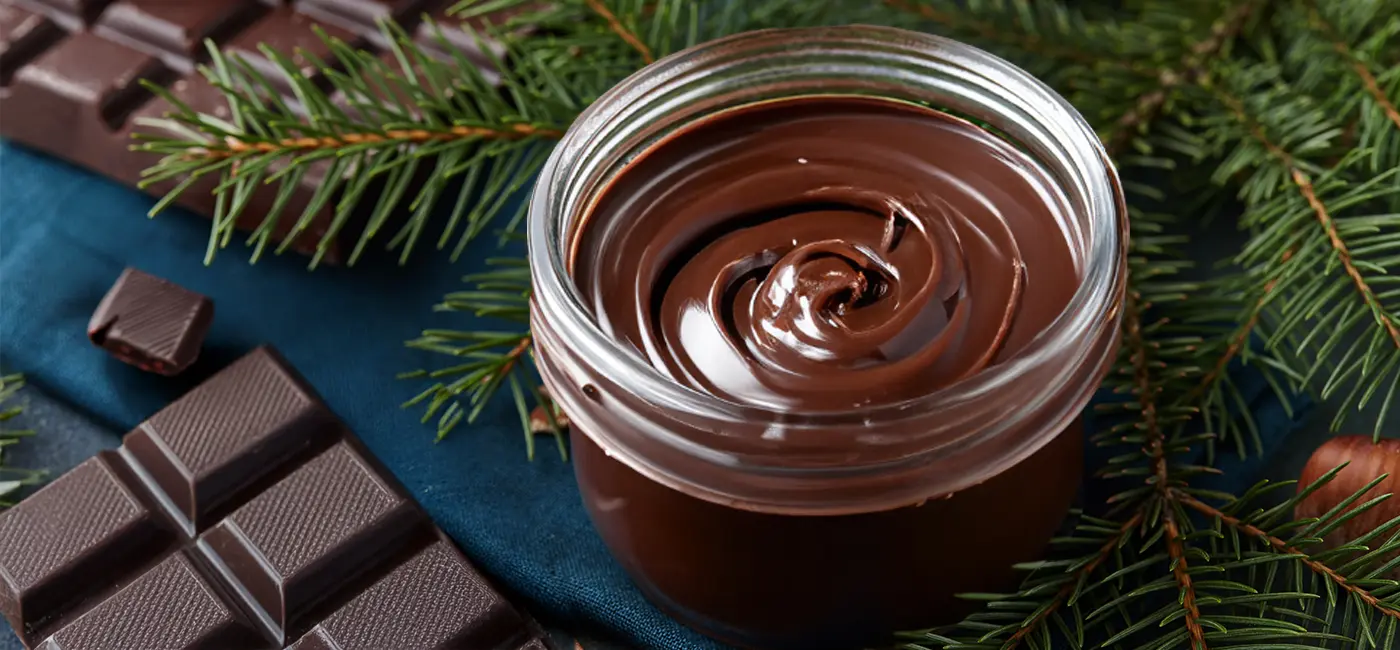 Pâte à tartiner et tablettes de chocolat noir avec des aiguilles de pin 