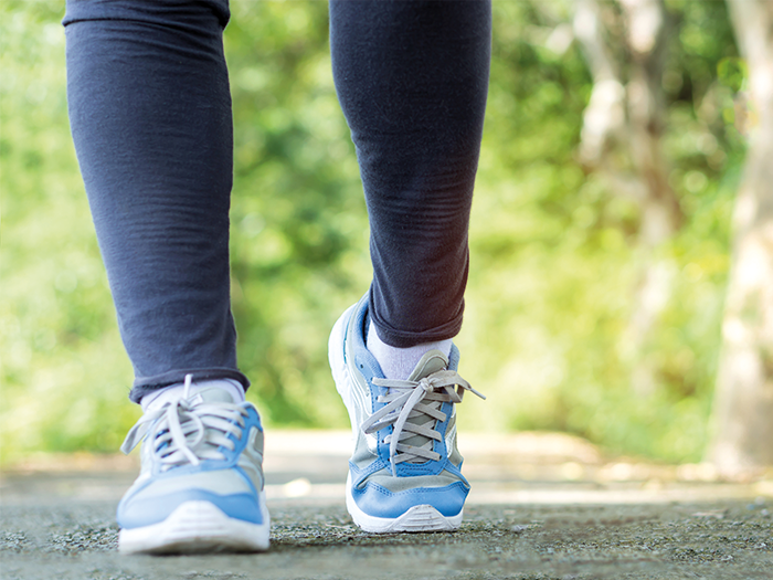 Nahaufnahme der Beine und Schuhe einer Person