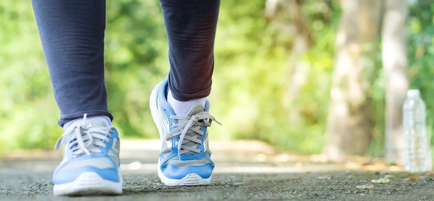 Nahaufnahme der Beine und Schuhe einer Person