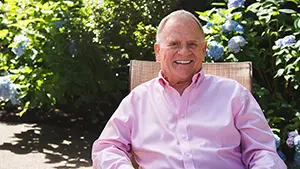 Terre assise sur une chaise à l'extérieur au soleil