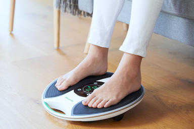 donna con i piedi su un dispositivo