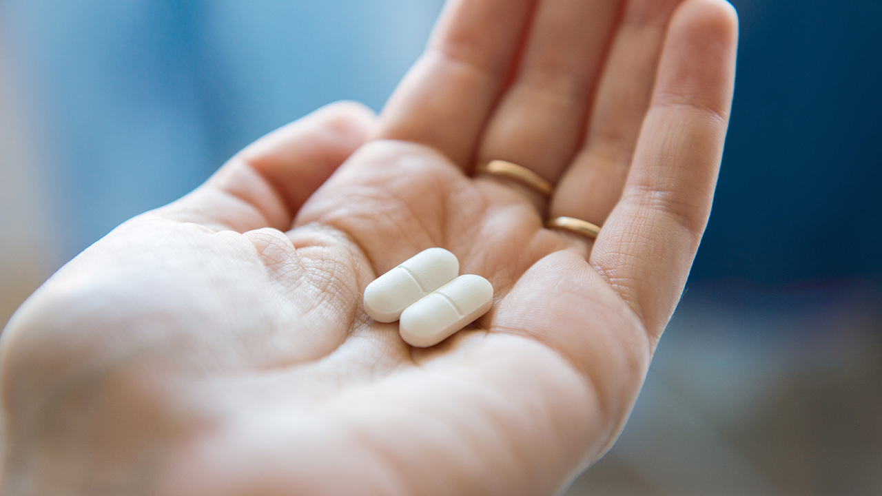 Image of a person holding paracetamol